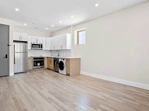 3rd image of 4005 Crescent St #1F