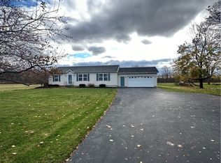 5846 Robinson Rd, Lockport, NY 14094