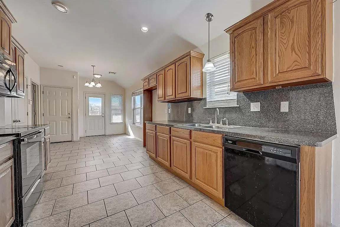 3 bed, 1211 sqft, $1,350 — Photo 4