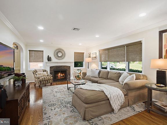 4th image of 8307 Thoreau Dr