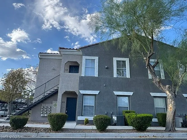 2 bed, 2.0 bath, 1053 sqft, $1,495 — Photo 2
