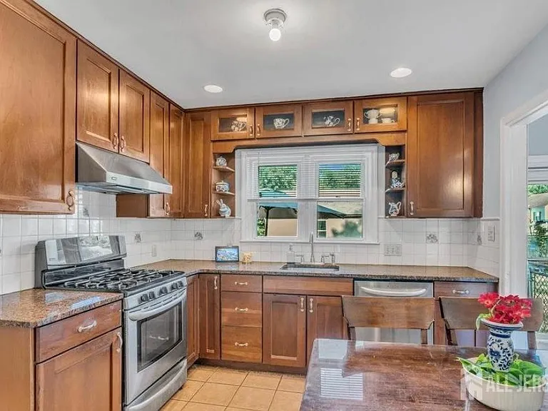 402 Ryders Ln — Photo 17