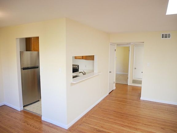 5th image of 49 Roque Moraes Dr #4