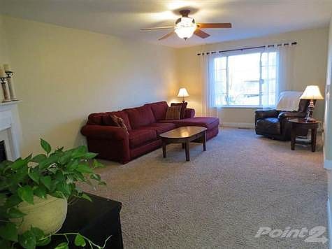 <b><EM>ENTERTAINMENT-SIZE GREAT ROOM WITH ABUNDANCE OF NATURAL LIGHT!