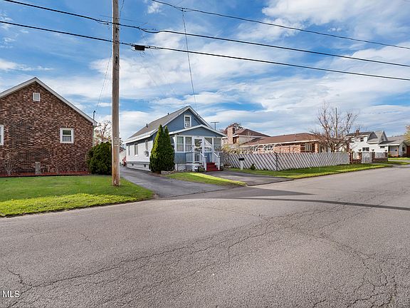 3rd image of 2093 Oaklawn Avenue
