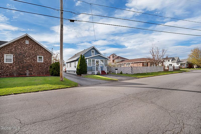 3rd image of 2093 Oaklawn Avenue
