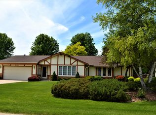 W225N2657 Alderwood Ln, Waukesha, WI 53186