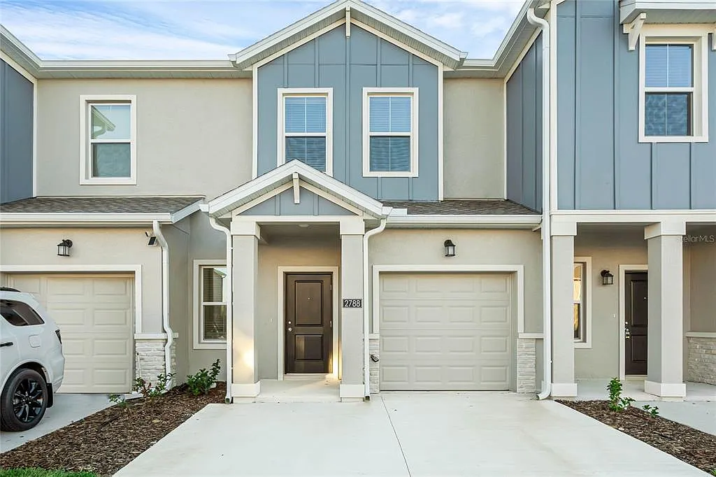 3 bed, 2.5 bath, 1700 sqft, $2,050 — Photo 1