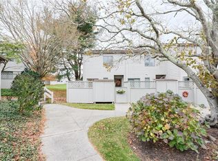 94 Windward Ln, Bristol, RI 02809
