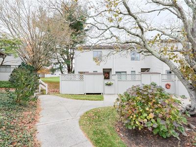 94 Windward Ln, Bristol, RI, 02809