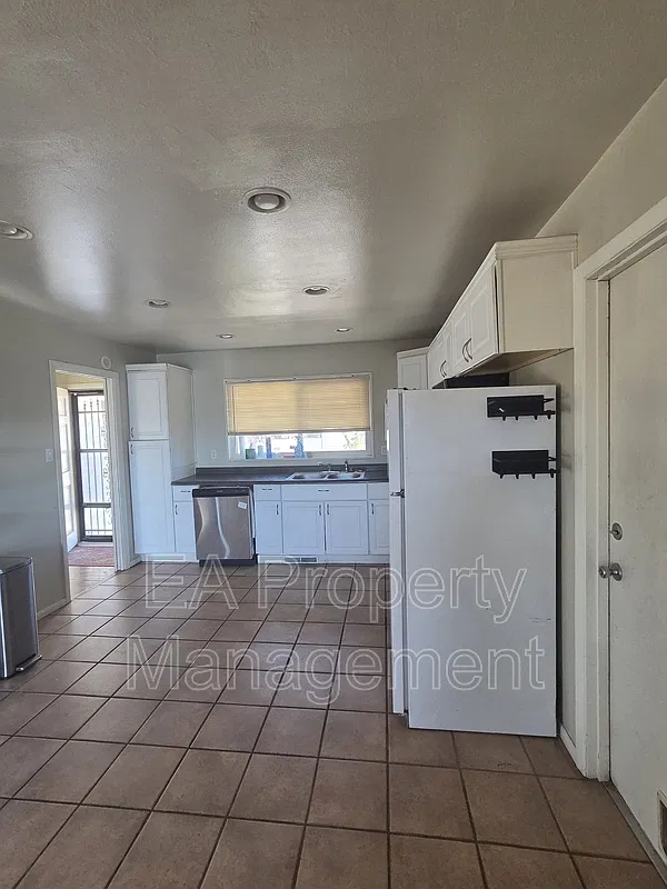 5 bed, 2.0 bath, 2300 sqft, $2,400 — Photo 3