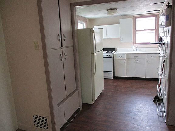 3rd image of 319 1/2 Sterling Ct