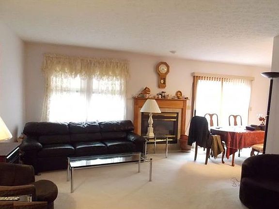 2nd image of 4825 Hawthorn Ln