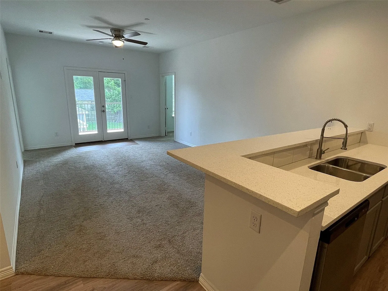 1 bed, 1.0 bath, 645 sqft, $1,025 — Photo 2