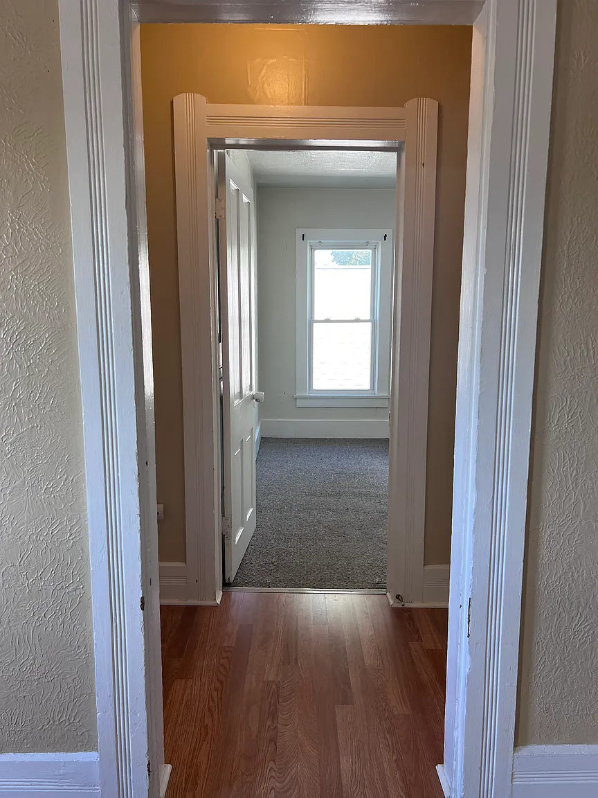 318 1st St NE APT B photo 1
