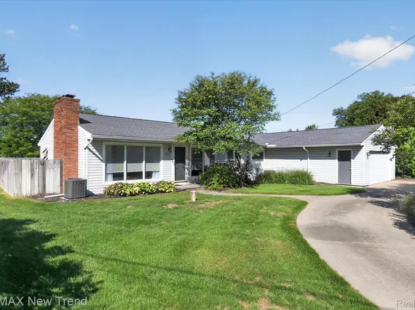 2529 S Commerce Rd, Wolverine Lake, MI 48390