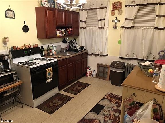 4th image of 390-392 N 11th St