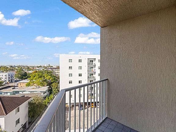 4th image of 102 SW 6th Ave APT 605