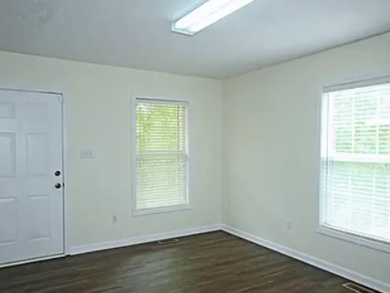 41 E Castle Dr — Photo 2