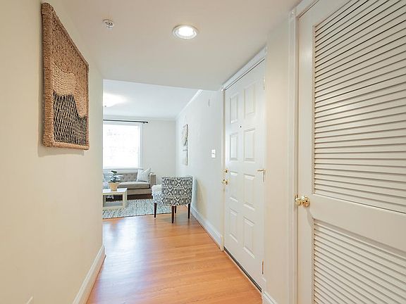 5th image of 45 E Lock Ln Unit 4