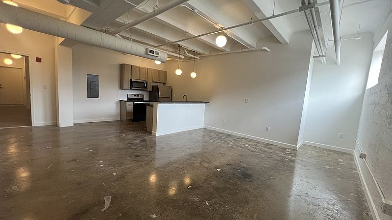 1st image of 305 6th St #202