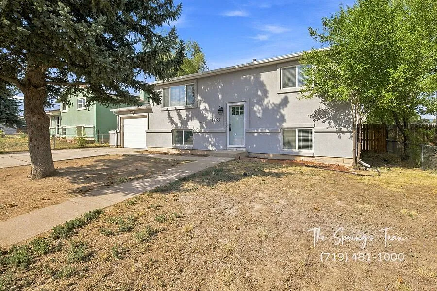 Spacious 4 Bd Home With Finished Basement & Central A/C! - Deposit Waiver Available — Photo 3