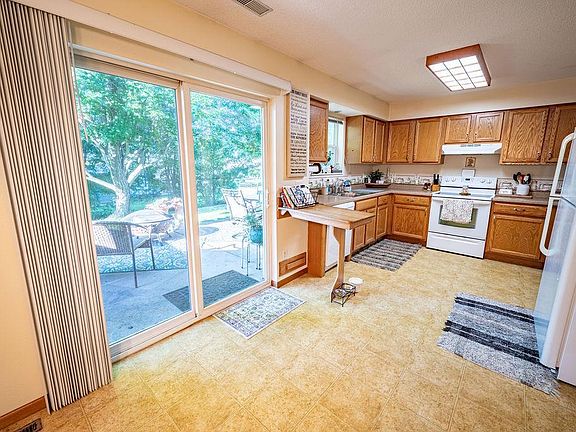 3rd image of 561 Burton Cir