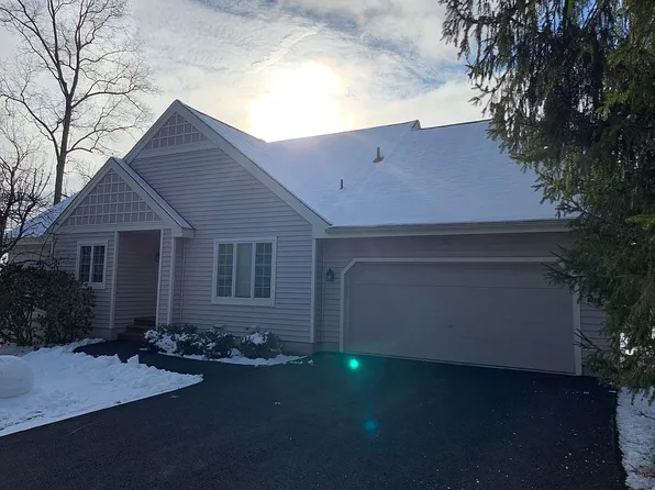 272 Woodloch Dr, Hawley, PA 18428