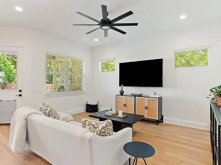 1410 Hart St — Photo 17