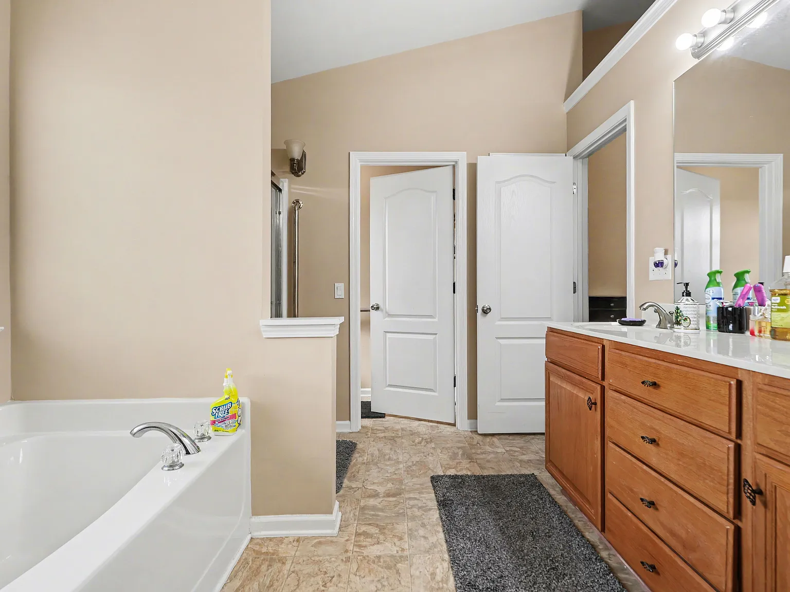 4 bed, 2400 sqft, $2,799 — Photo 2