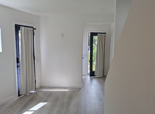 19481 Rosita St, Tarzana, CA 91356