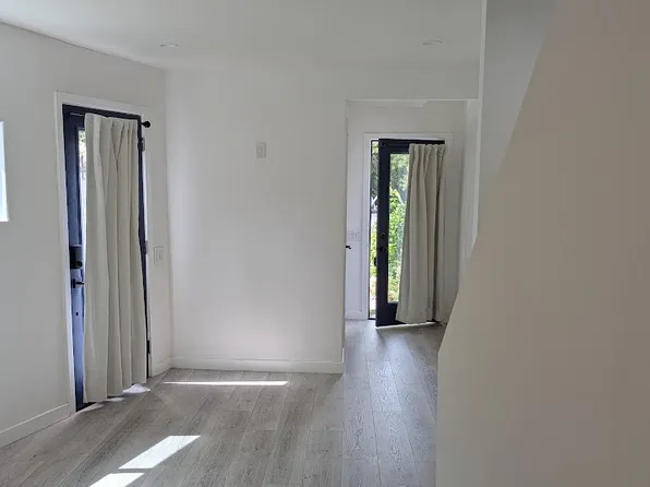 19481 Rosita St, Tarzana, CA 91356