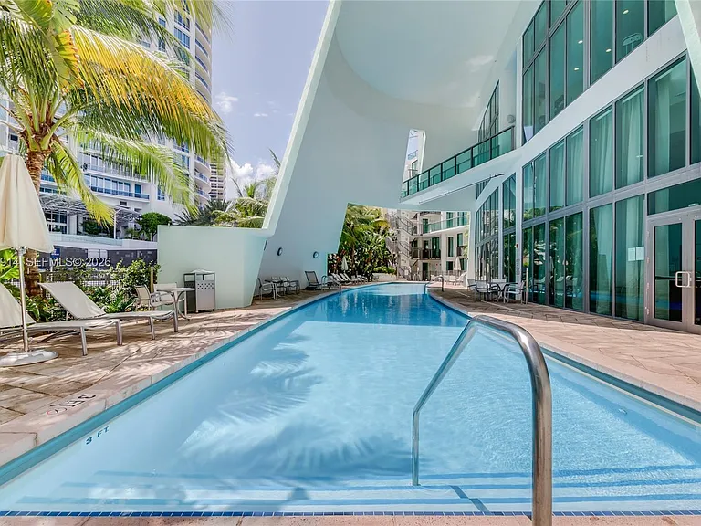 6000 Collins Ave #517 — Photo 30