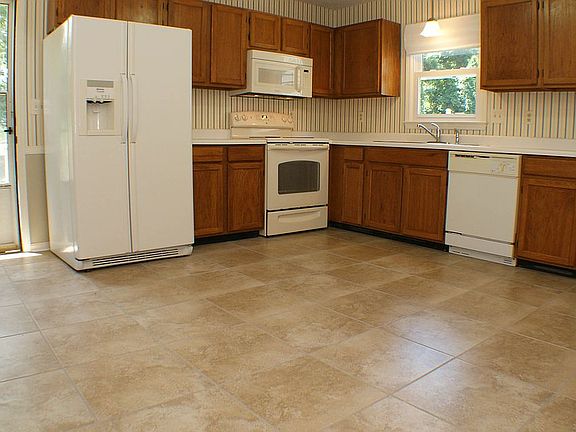 Spacious eat-in tiled kitche