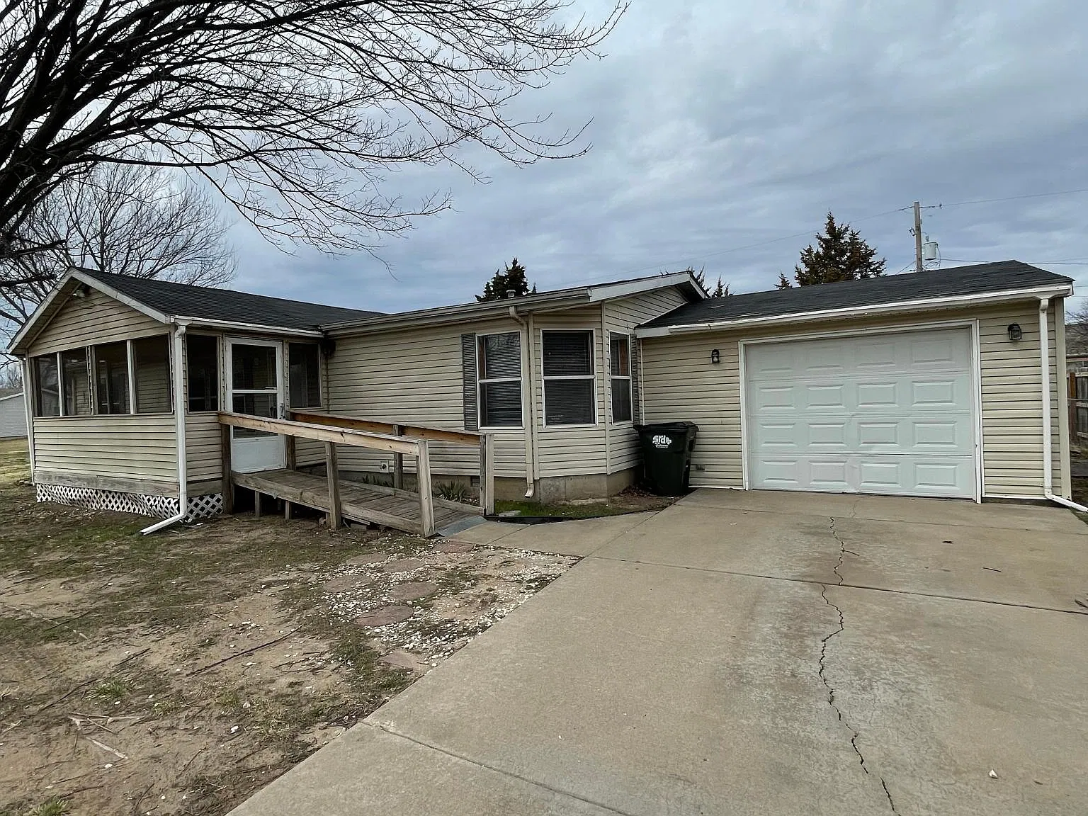 3 bed, 1248 sqft, $1,100 — Photo 2