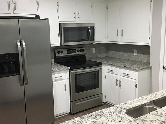 Beautiful stainless steel appliances and granite!!!