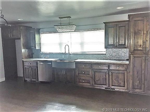 4th image of 412 E Parkway St
