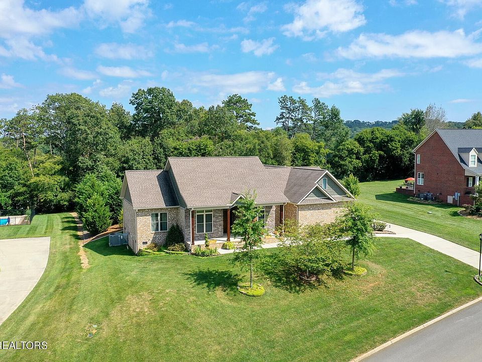 1st image of 210 Williamsburg Dr
