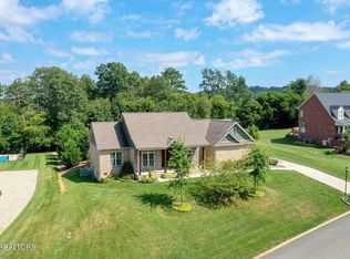 210 Williamsburg Dr, Lenoir City, TN 37772