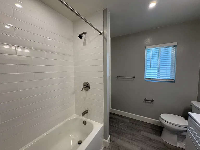 527 N Alameda Ave — Photo 6