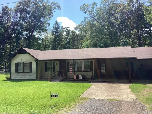 1300 S James St, Hope, AR 71801