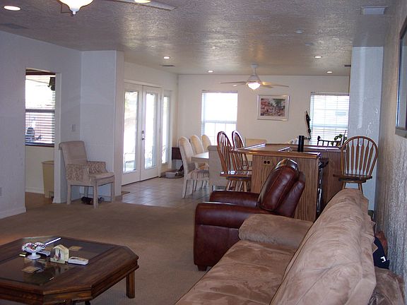Very open living & dining areas