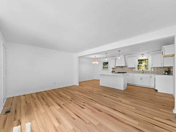 3rd image of 548 Spring St