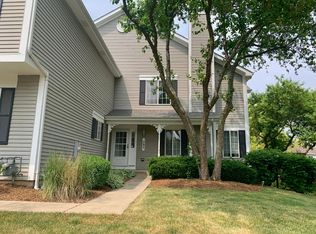292 Sandhurst Ln, South Elgin, IL 60177