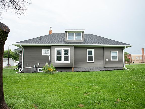4th image of 152 NW Lincoln Ave