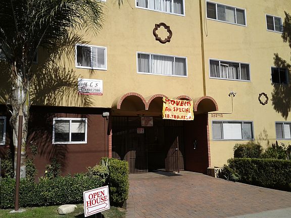 2nd image of 13141 Oxnard St APT 8