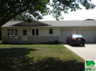 1334 1st Ave SE, Sioux Center, IA 51250