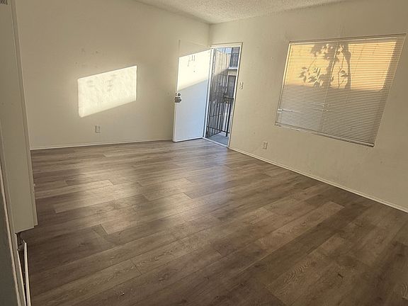 2nd image of 822 W El Segundo Blvd #11