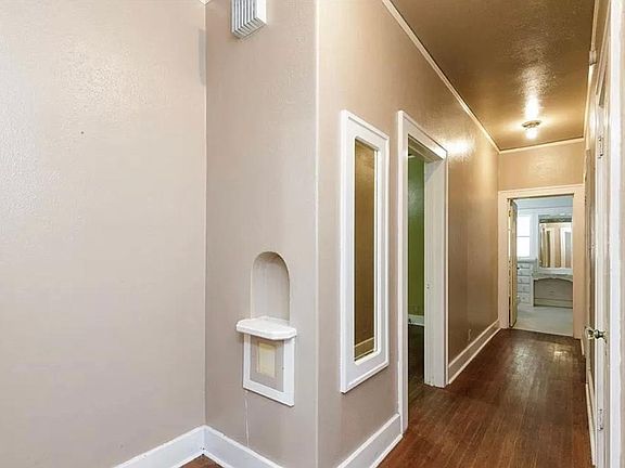 5th image of 208 E Ligustrum Blvd