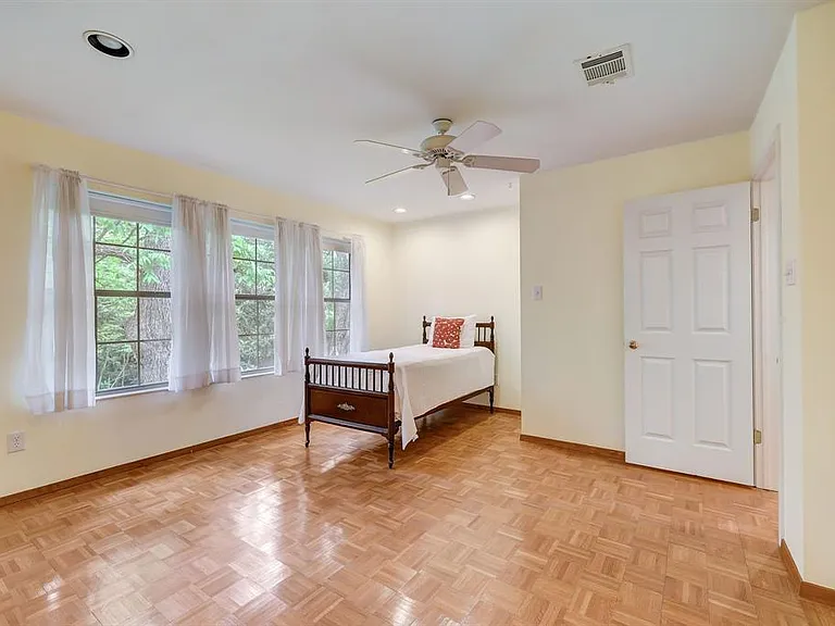 805 Leonard St — Photo 7